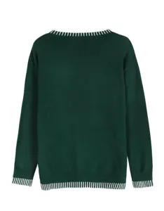 Dettaglio ravvicinato del maglione verde scuro con bordi a righe bianche su orlo e polsini.