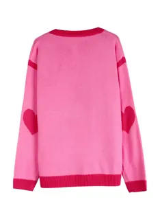 Vista di dettaglio del maglione in maglia rosa da donna con cuori a contrasto e scollo tondo.