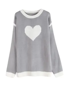 Maglione in maglia grigio da donna con scollo rotondo, cuore bianco e maniche lunghe.