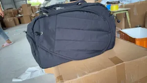 Vista dettagliata della borsa sportiva nera, custodia resistente per racchetta da tennis.