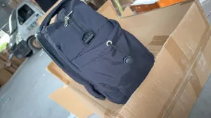 Zaino sportivo nero con cerniera e tasca con coulisse, design in tessuto resistente per viaggi.