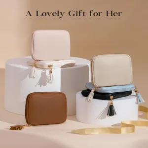 Vue détaillée de l'organisateur de bijoux portable, petite trousse en cuir avec fermeture éclair.
