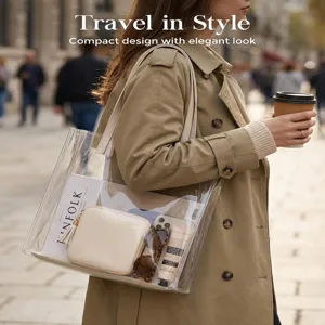 Vue détaillée du sac cabas transparent élégant avec une jolie pochette intérieure en milieu urbain.