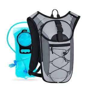 Detalle de la mochila de ciclismo gris con malla transpirable y bolsa de agua duradera.