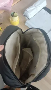 Innenansicht des schwarzen Rucksacks mit mehreren Fächern und praktischer Reißverschlusstasche.