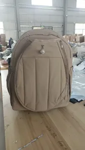 Beige Outdoor Sportrucksack mit Reißverschluss und robustem Mehrfächer-Design.