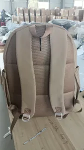 Detailansicht der atmungsaktiven Mesh-Rückenlehne und verstellbaren Schultergurte des Rucksacks.