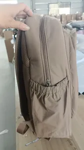 Seitenansicht des Freizeitsport-Rucksacks mit elastischer Seitentasche und Reißverschluss.