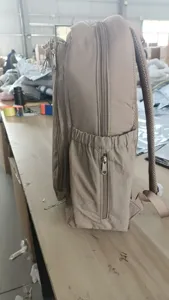 Detail der Rucksack-Seitenstruktur mit praktischen Reißverschlusstaschen und robustem Stoff.
