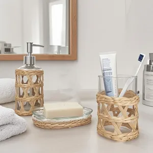 Ensemble d'accessoires de salle de bain en verre tissé de paille et distributeur savon.