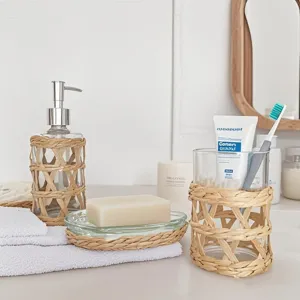 Ensemble d'accessoires de salle de bain en rotin tissé et verre, décoration.
