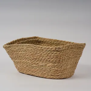 Vista detallada de la cesta de almacenamiento tejida a mano con textura de fibra natural.