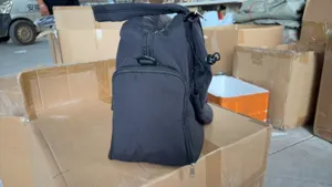 Dettaglio borsa per racchetta da tennis sportiva nera, design in nylon resistente.