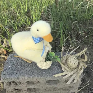 Ornement de canard en peluche de style pastoral avec chapeau de paille pour salon.