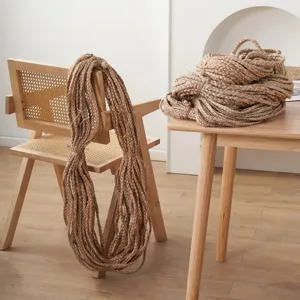 Φυσικό πλεγμένο σχοινί ράφιας για DIY ανθοδέσμες, χειροποίητη συσκευασία και ρετρό διακόσμηση.