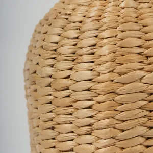 Nahaufnahme der natürlichen Stroh-Gewebe-Textur, zeigt feine Handwerkskunst für Boho-Wohnkultur.