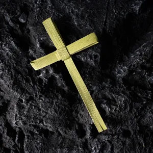 Cruz de pared tejida a mano amarilla decoración de iglesia estética para fiesta religiosa