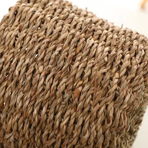 Detailaufnahme eines handgefertigten Strohkorbs mit extrem dichter und natuerlicher Flechtung.