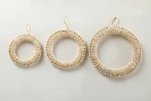 Detalle salvamanteles de paja de maíz, alfombrilla térmica trenzada para mesa de cocina.