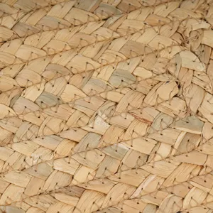 Gros plan sur la texture d'un set de table en paille tressée à la main avec finitions et détails.