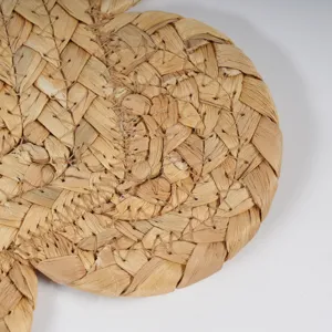 Vue détaillée d'un set de table en paille tressée à la main, fibre naturelle isolante.