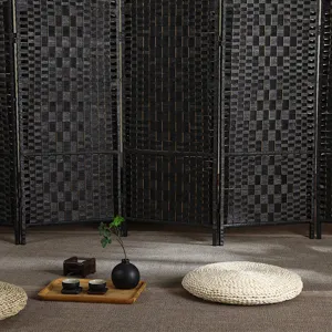 Vista dettagliata del divisorio pieghevole in vimini nero retrò, lavorazione elegante e resistente.