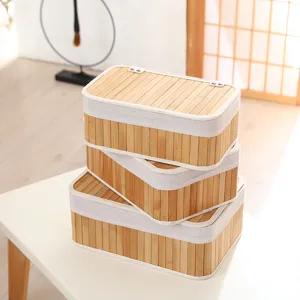 Vue détaillée d'une boîte de rangement en bambou avec couvercle et bordure en tissu pour bureau.