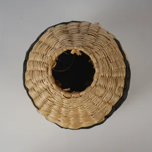 Vue de dessus detail de vase de sol en paille tressé porte fleurs seche deco interieure