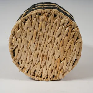 Gros plan detaille de la texture tissee au fond d'un vase en paille moderne pour la deco.
