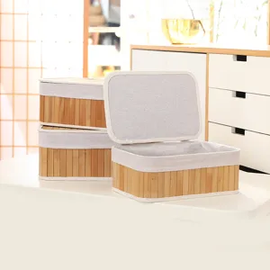 Vue détaillée d'un panier de rangement en bambou fait main avec couvercle en tissu pour bureau.