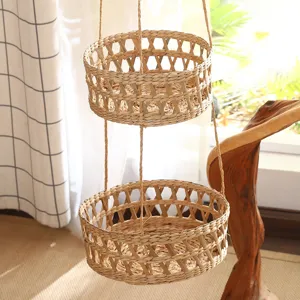 Vue rapprochée du panier suspendu tressé à la main montrant sa texture naturelle à double niveau.