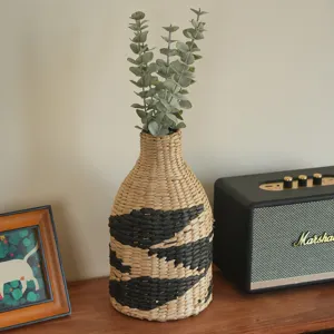 Vase en paille tressée avec feuilles d'eucalyptus artificielles, déco rétro pour salon.