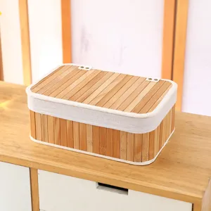Vue detaillee de la boite de rangement en bambou avec bordure en tissu et couvercle