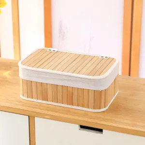 Vue détaillée du panier de rangement en bambou avec bordure en tissu blanc et couvercle.