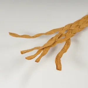 Nahaufnahme Detailansicht von handgefertigtem geflochtenem Jutestrick fuer Geschenkverpackung.