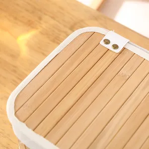 Gros plan détaillé d'une boîte de rangement en bambou faite main avec bordure.