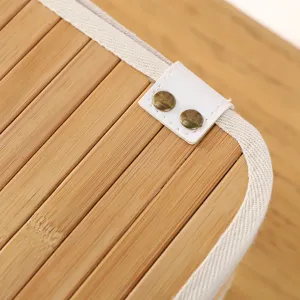 Vue détaillée de la boîte de rangement en bambou, texture tissée avec bord en tissu et rivets.
