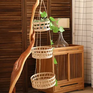 Panier suspendu à 3 niveaux tissé à main naturel pour décoration murale style rustique.
