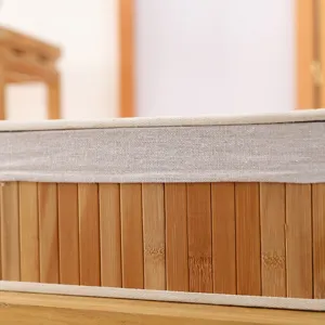 Gros plan détail du panier de rangement en bambou fait main avec couvercle et bord en tissu.