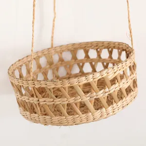 Détail du panier suspendu en paille tressée à la main montrant une texture naturelle mur.
