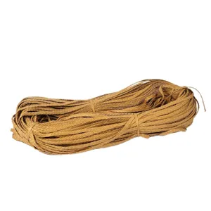 Handgemachte braune Juteschnur zum Verpacken von Geschenken und Basteln von Dekoration.