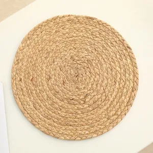 Natural hand-woven straw placemat, round heat-resistant table mat detail texture view.