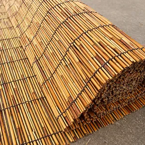 Tendaggio in rotolo di canna di bambù naturale per decorazione d'interni, tenda da appendere.