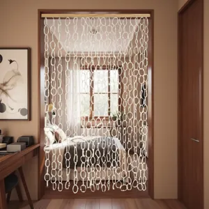 Detailaufnahme des gewebten Papierseilvorhangs mit Kettenringen und Holzaufhängestange.
