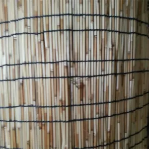 Dettaglio della trama di tenda in canna carbonizzata naturale, materiale intrecciato.
