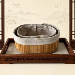 Panier de rangement artisanal en bambou avec doublure en tissu, idéal pour la maison.