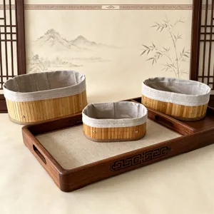 Panier de rangement tissé en bambou fait main avec doublure en tissu pour la maison.