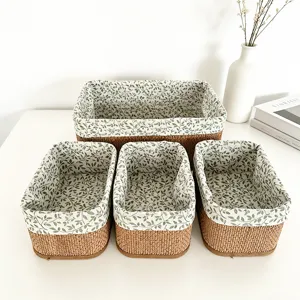 Cestas de almacenamiento de ratan hechas a mano con forro de hojas verdes, estilo rustico.
