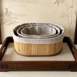 Panier de rangement en bambou fait main avec doublure en tissu, organiseur pratique.