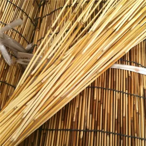 Primo piano dei dettagli del materiale per tende in canna intrecciata naturale e texture.